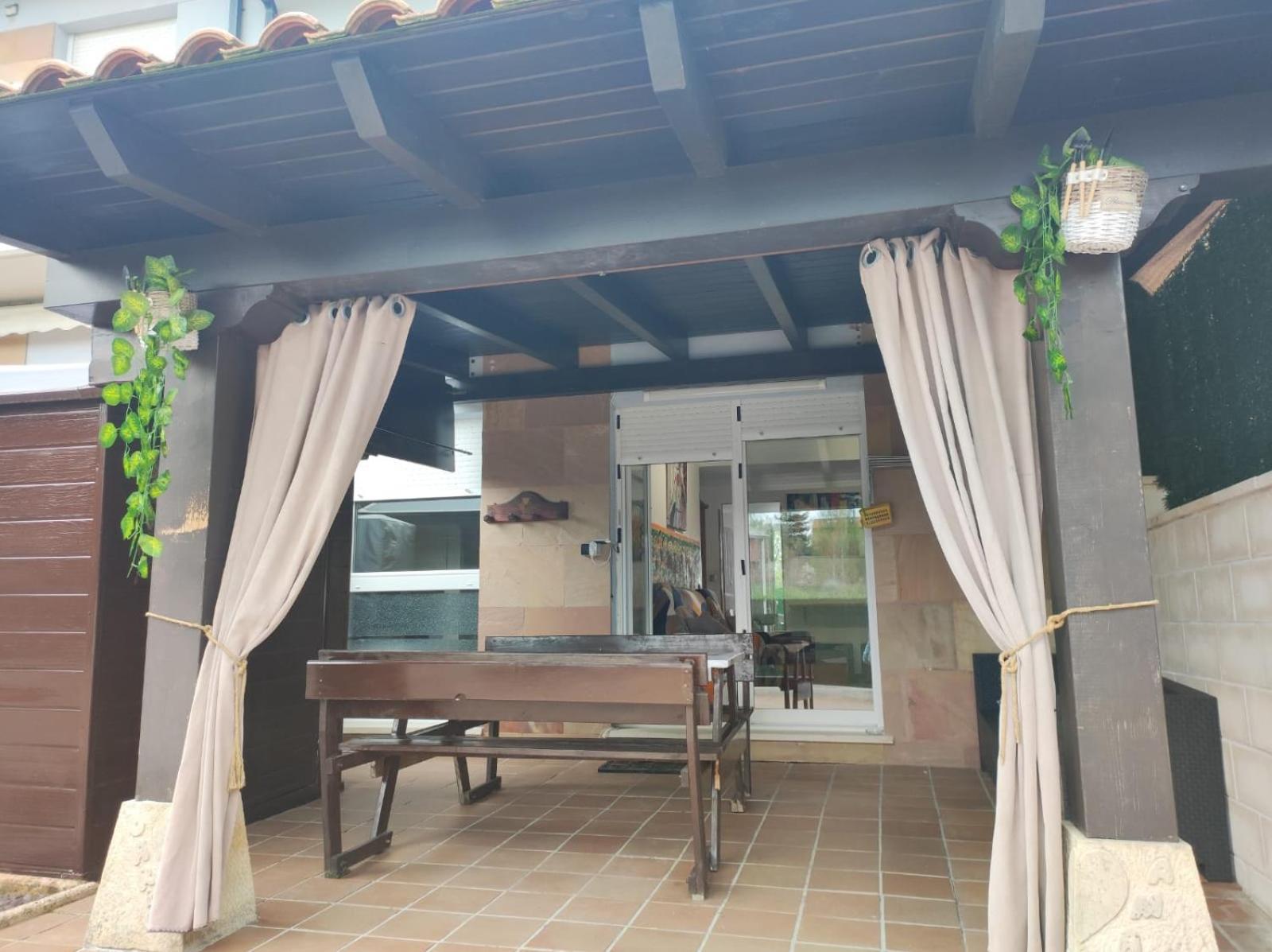 Chalet Bajo Con Jardin, Patio, Cenador Y Barbacoa. Viveda 外观 照片